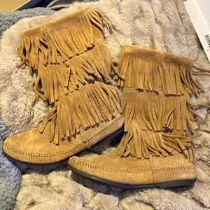 Size 9 Minnetonka 3-layer fringe boots. Great Shape. Hardly worn.